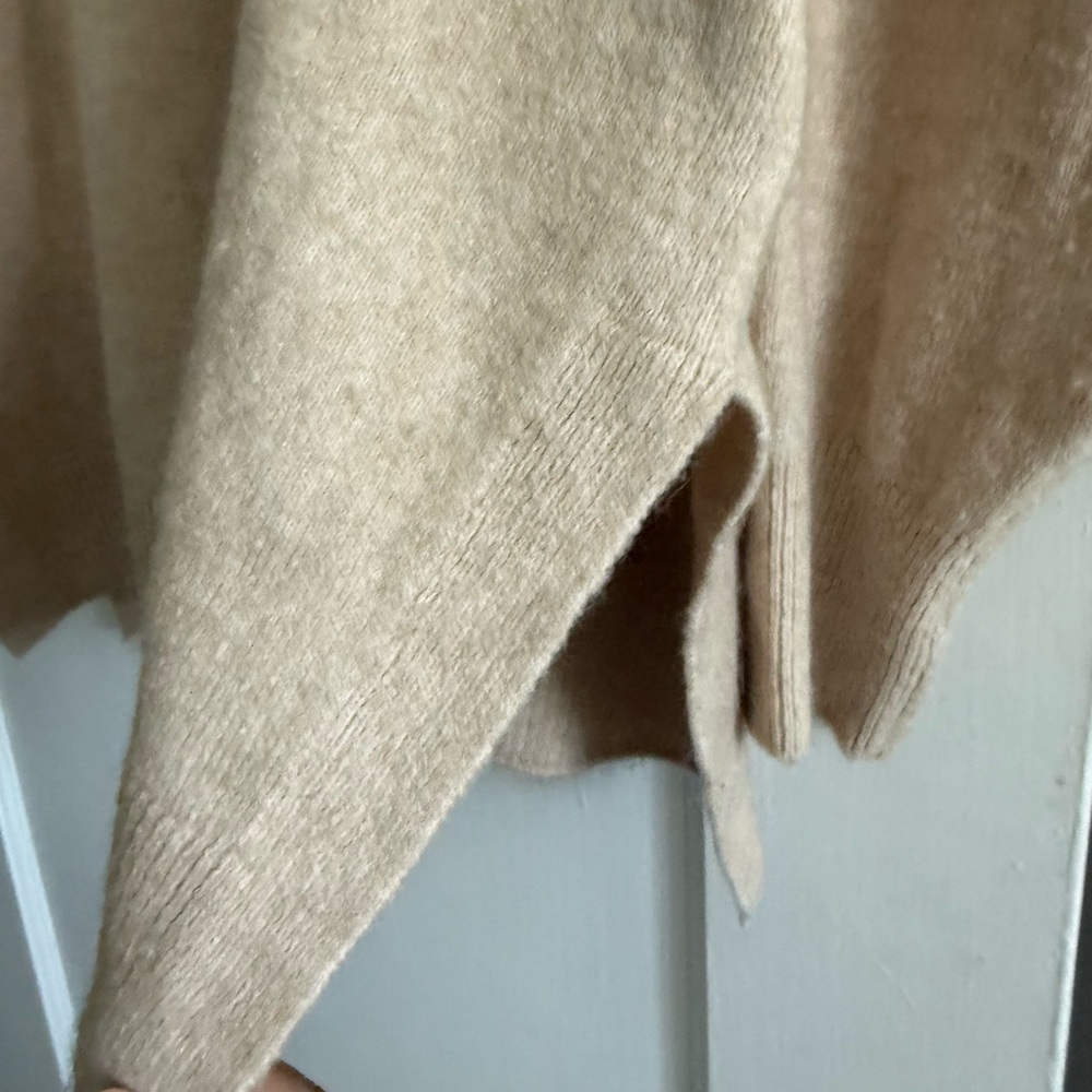 H&M Women's V-Neck Sweater in Light Tan - Picture 9 of 9